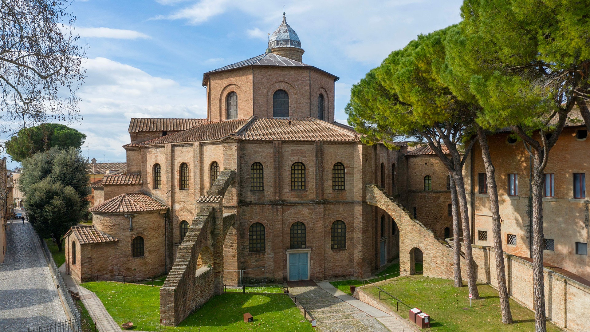 Ravenna, esterno della basilica di San Vitale.