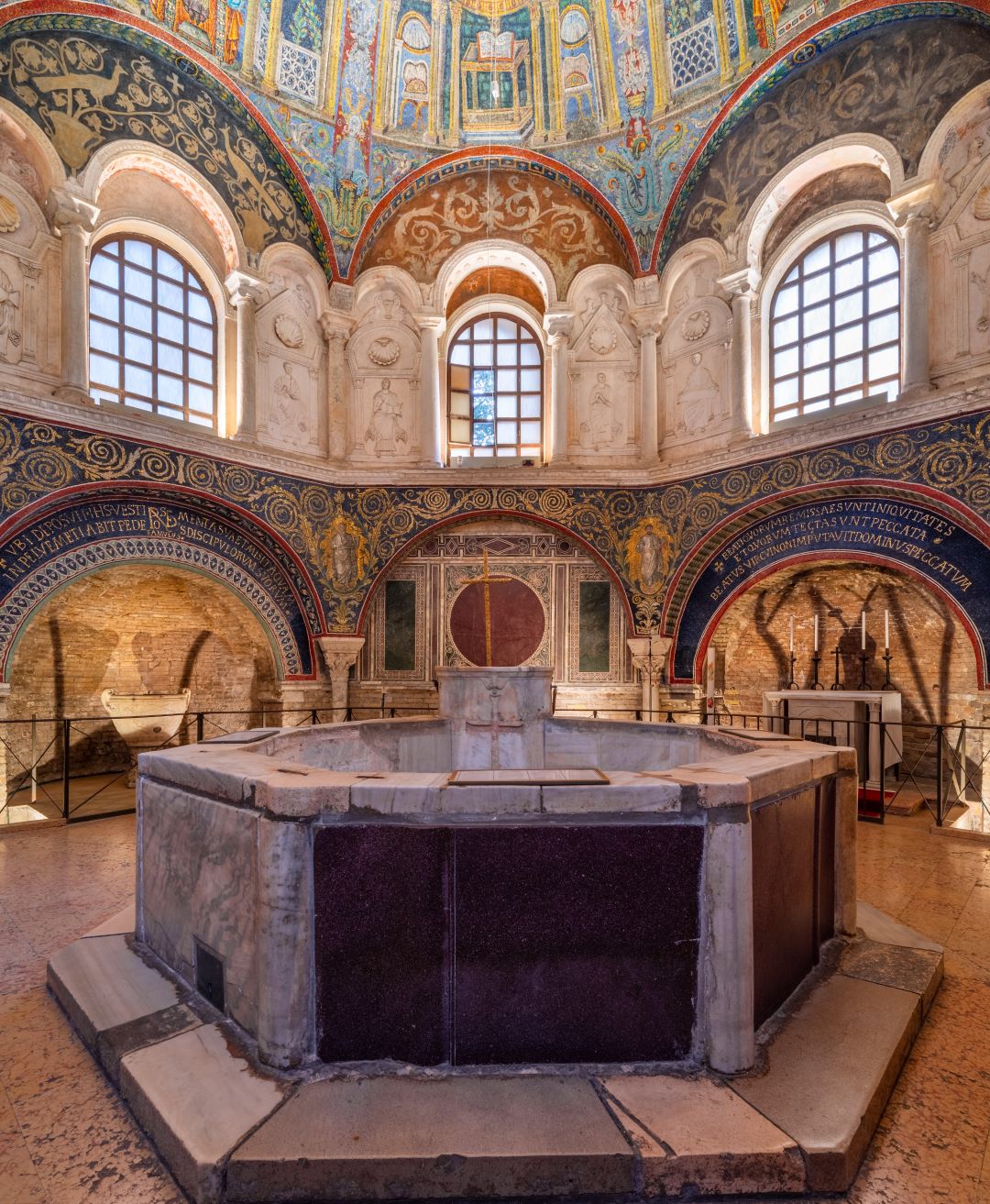 Ravenna, interno del battistero Neoniano con la vasca battesimale.
