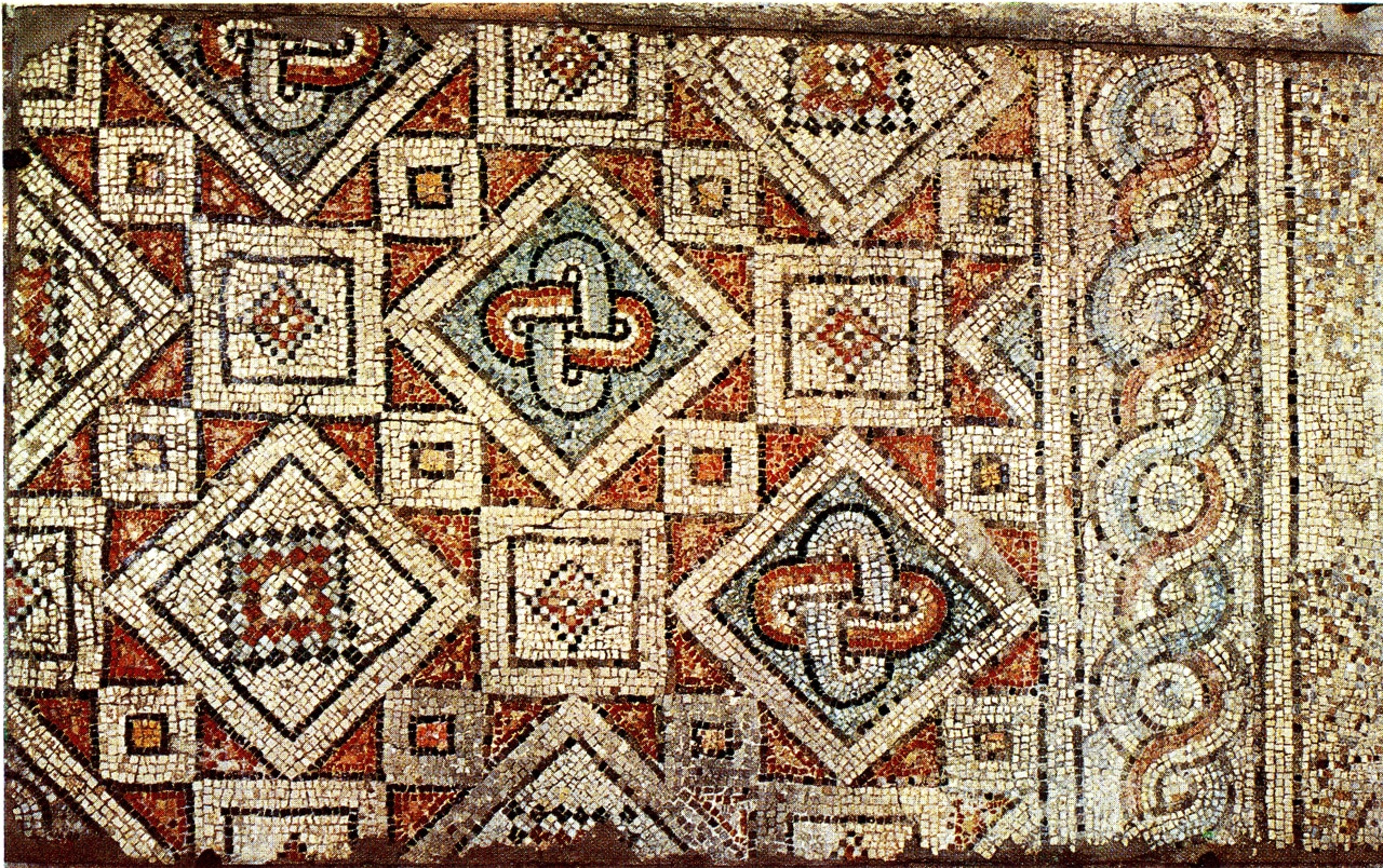decorazione musiva pavimentale con quadrati decorati.