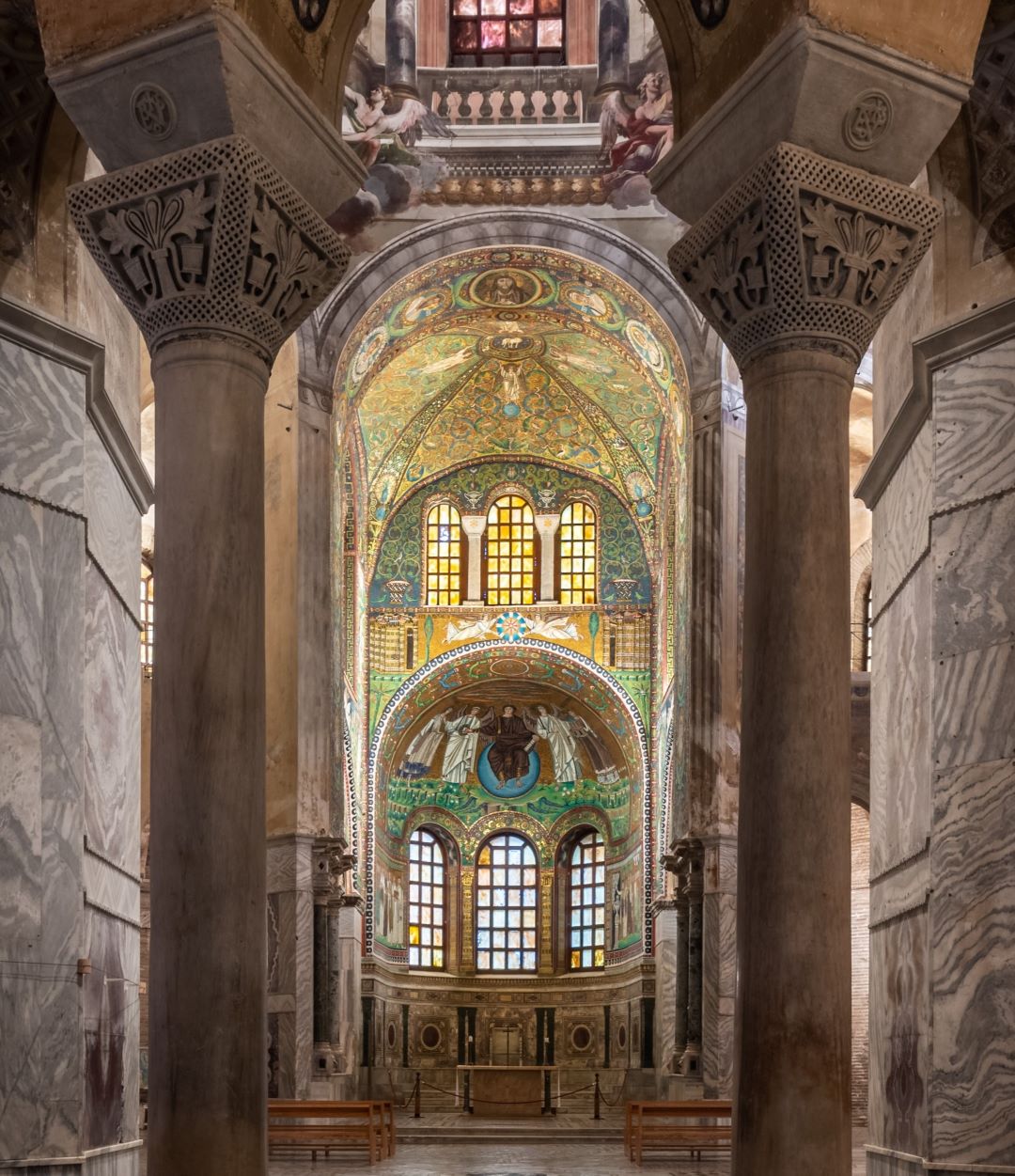 Ravenna, l'abside mosaicata della basilica di San Vitale vista dall'ambulacro.