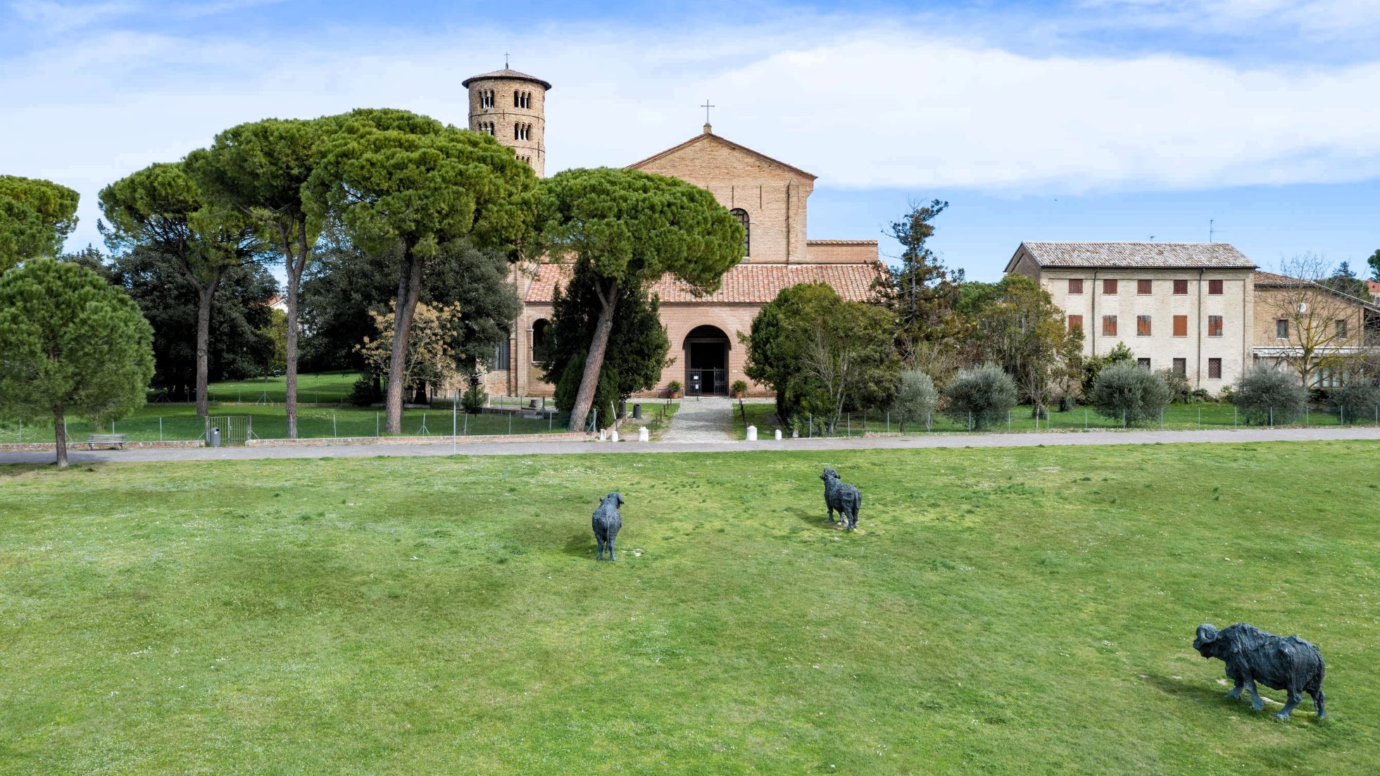 Classe, basilica di Sant'Apollinare, veduta esterna con le sculture delle Bufale mediterranee di Davide Rivalta.