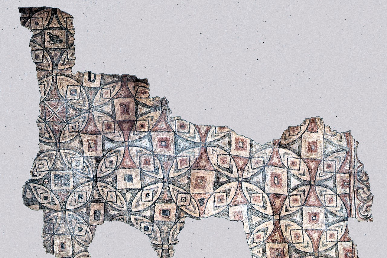Ravenna, museo Classis: frammento di mosaico pavimentale con forme geometriche e quaglia.