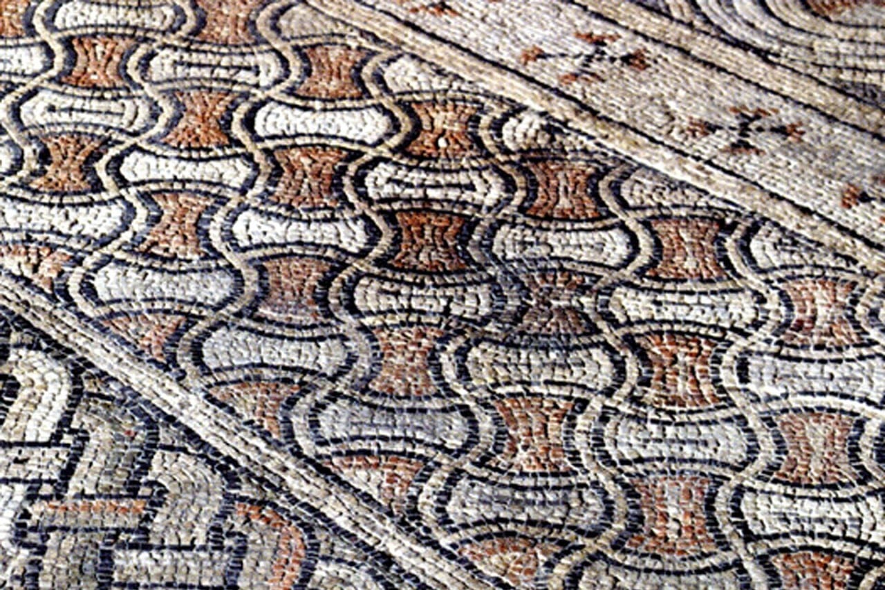Ravenna, Domus dei Tappeti di Pietra, decorazione pavimentale ad astragali bianchi e rossi.