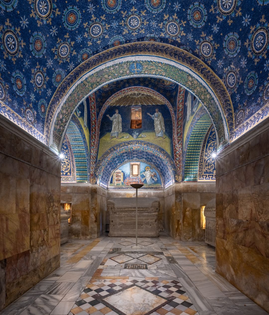 Ravenna, mausoleo di Galla Placidia, veduta panoramica interna.