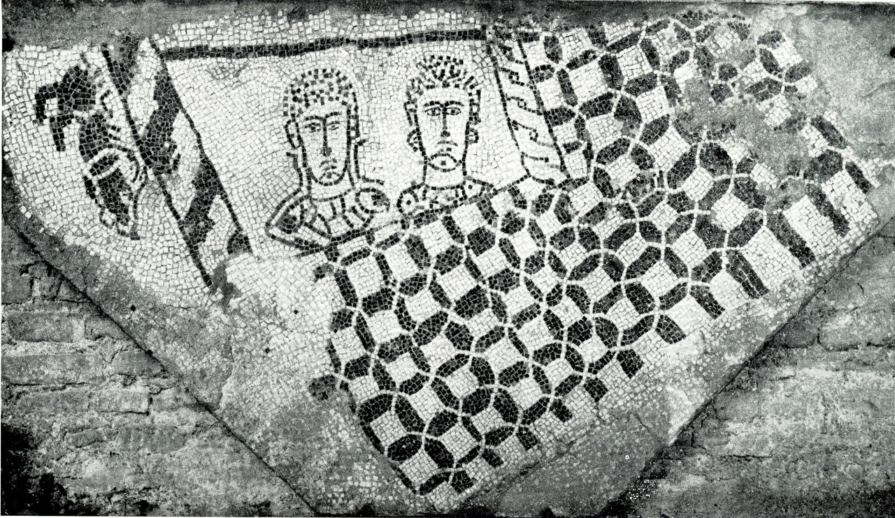 Mosaico in bianco e nero con testa di uomo, donna e un cagnolino.