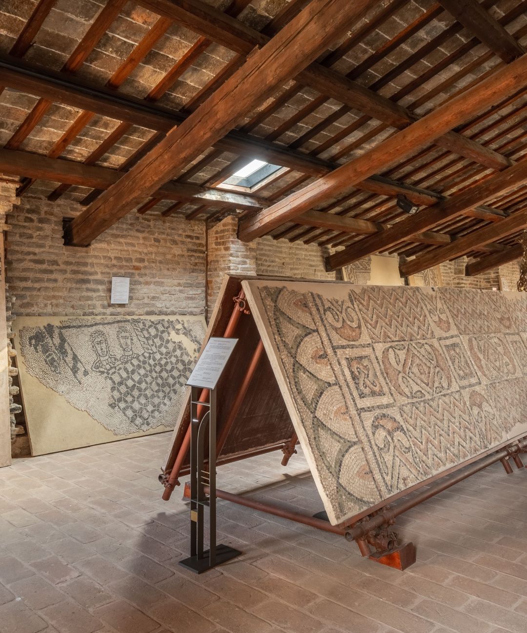 Ravenna, interno del cosiddetto Palazzo di Teodorico, con i mosaici pavimentali in esposizione.