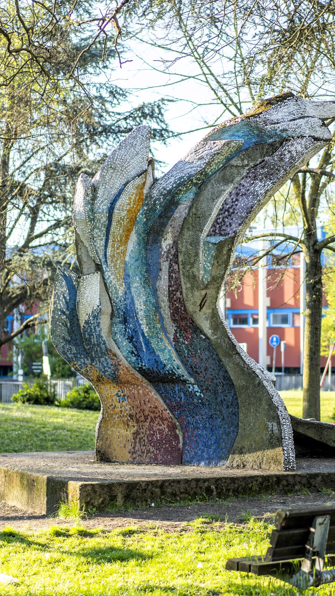 Ravenna, Parco della Pace, scultura musiva colorata.