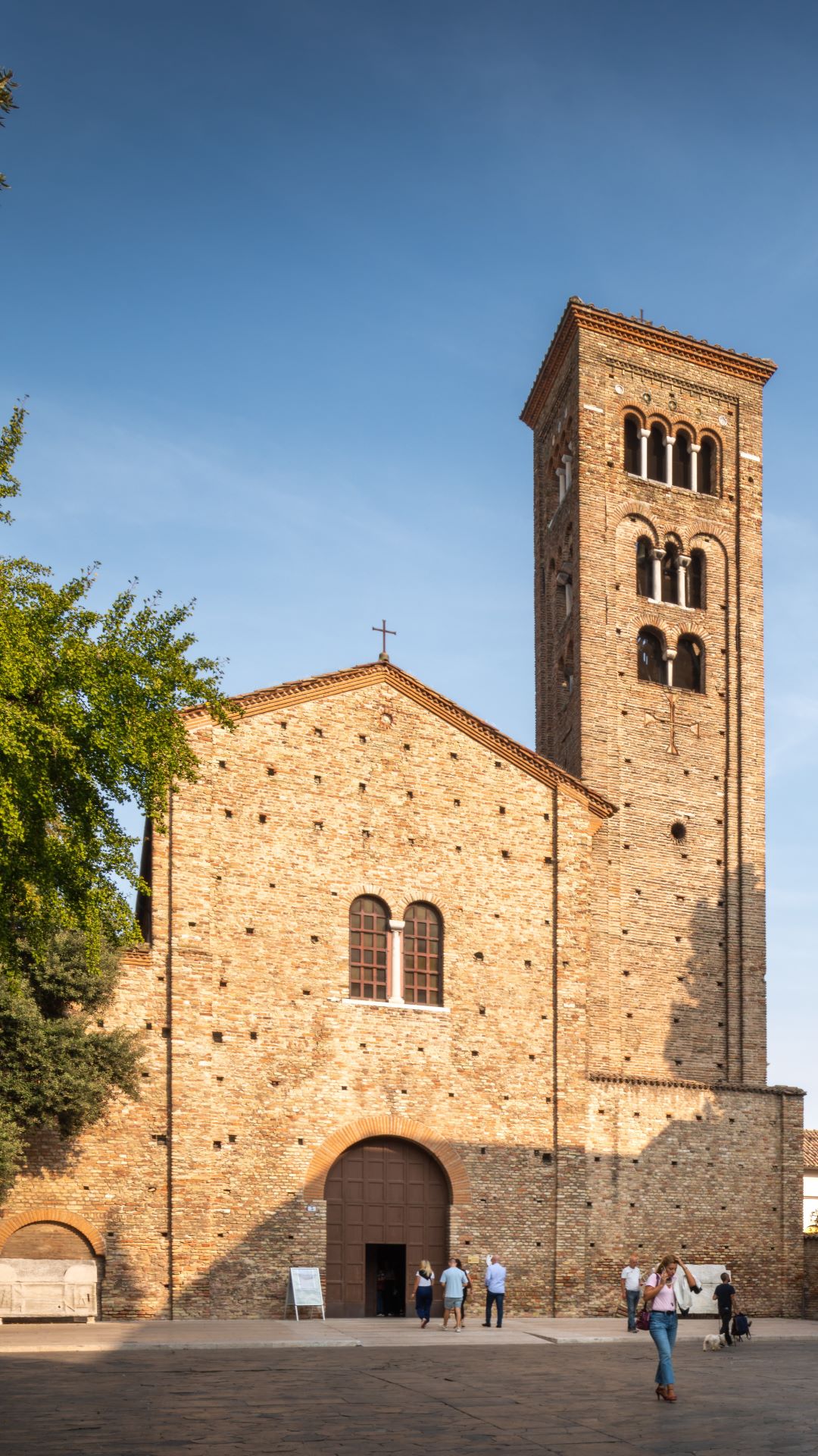 Ravenna, la basilica di San Francesco vista dalla piazza.