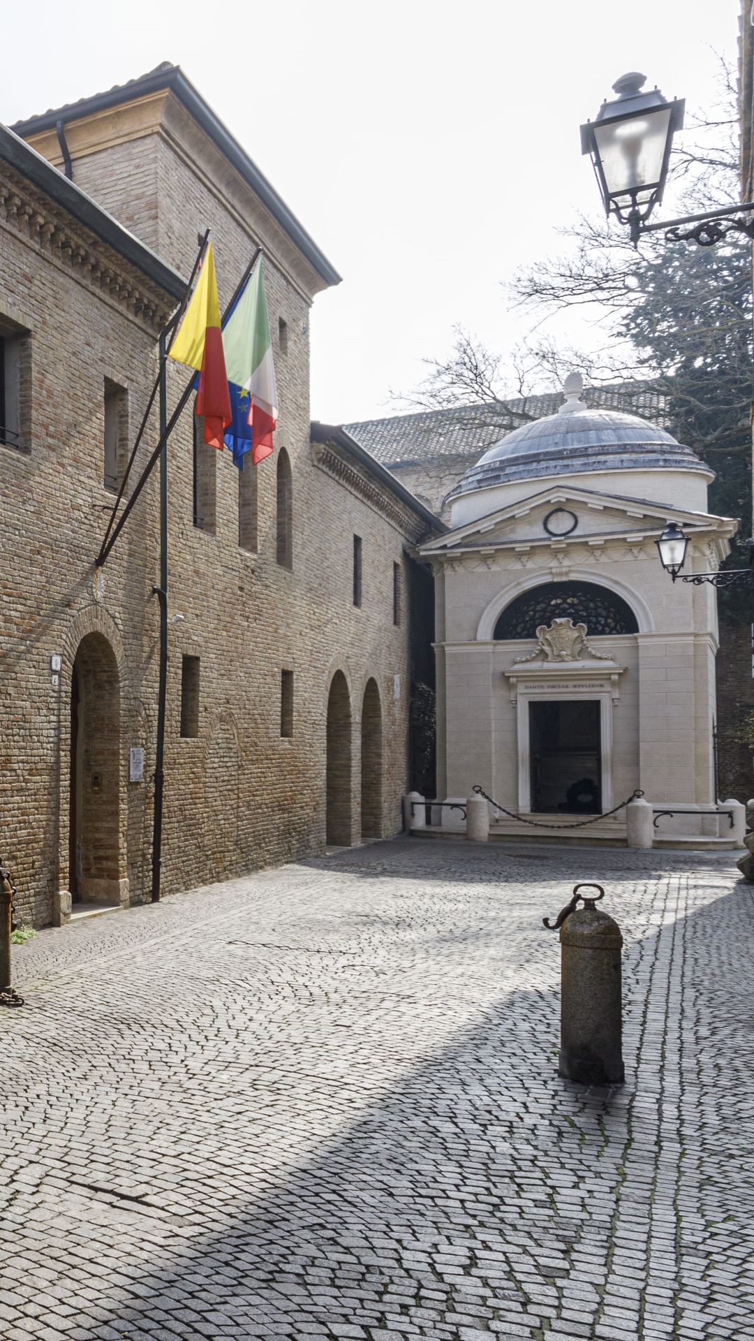Esterno del museo Dante e la tomba di Dante.