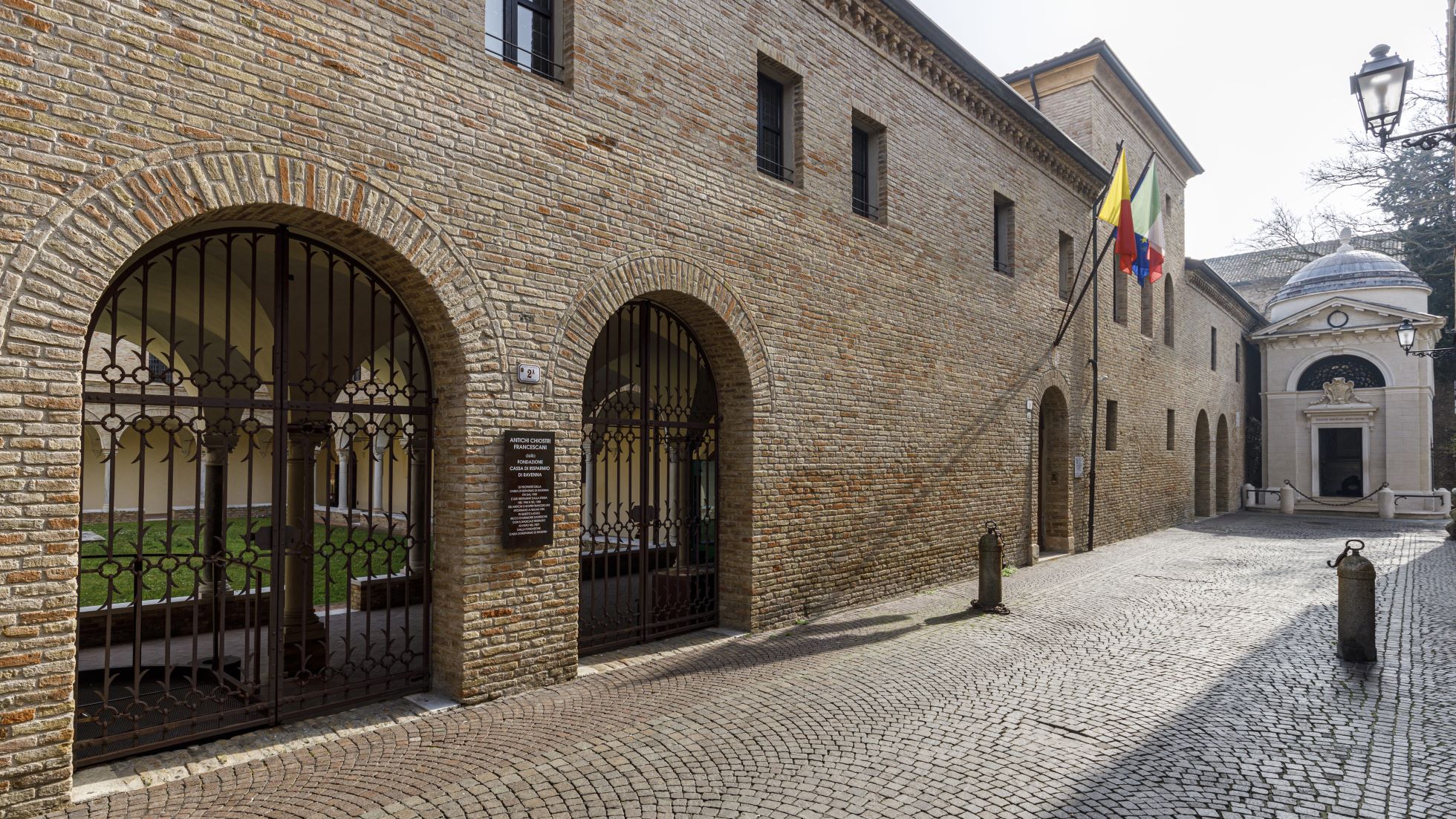 Esterno del museo Dante e la tomba di Dante.
