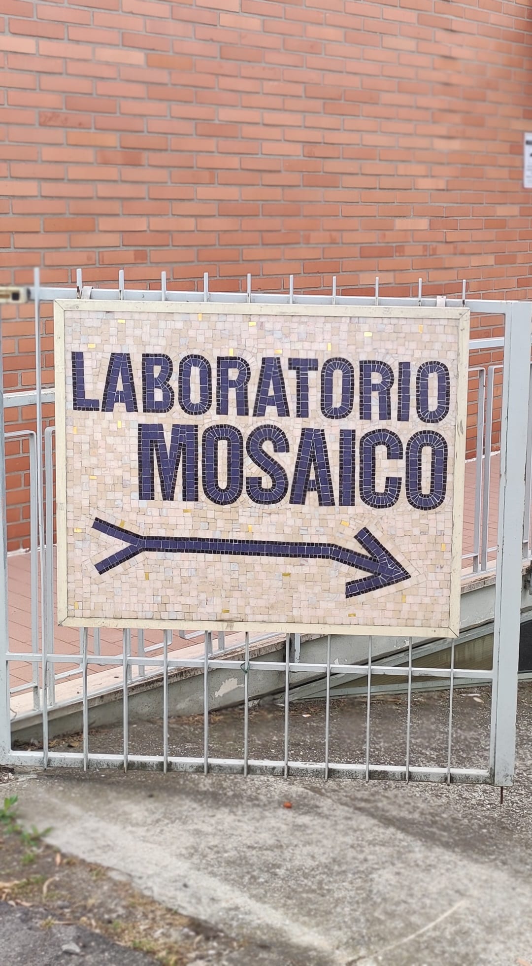 Il mosaico di Maddy: insegna all'esterno del laboratorio.