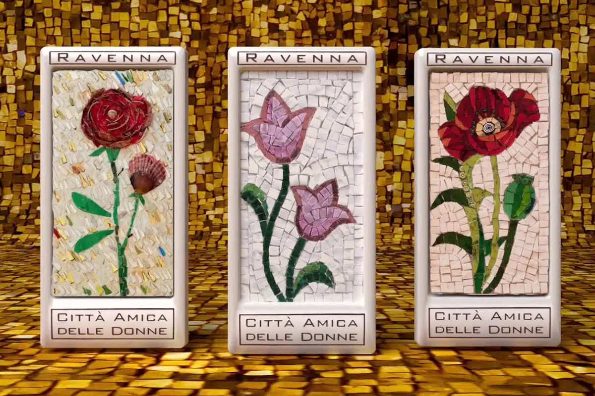 Tre mattonelle Fiori di Ravenna Città amica delle donne.