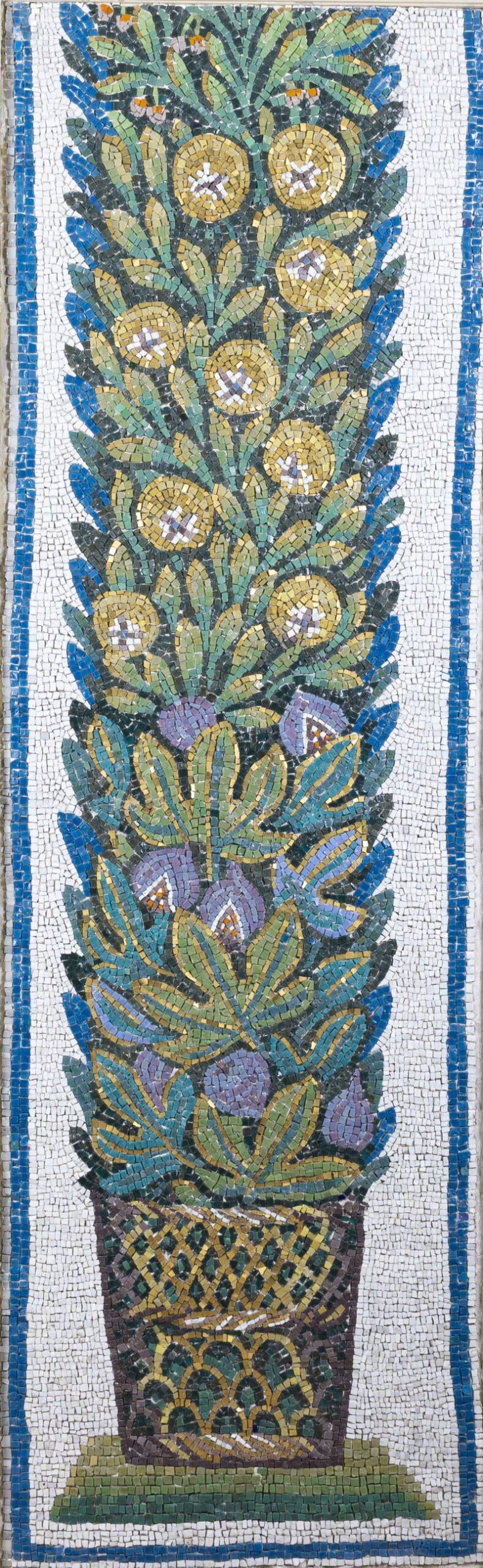 Dettaglio di mosaico con frutti e foglie