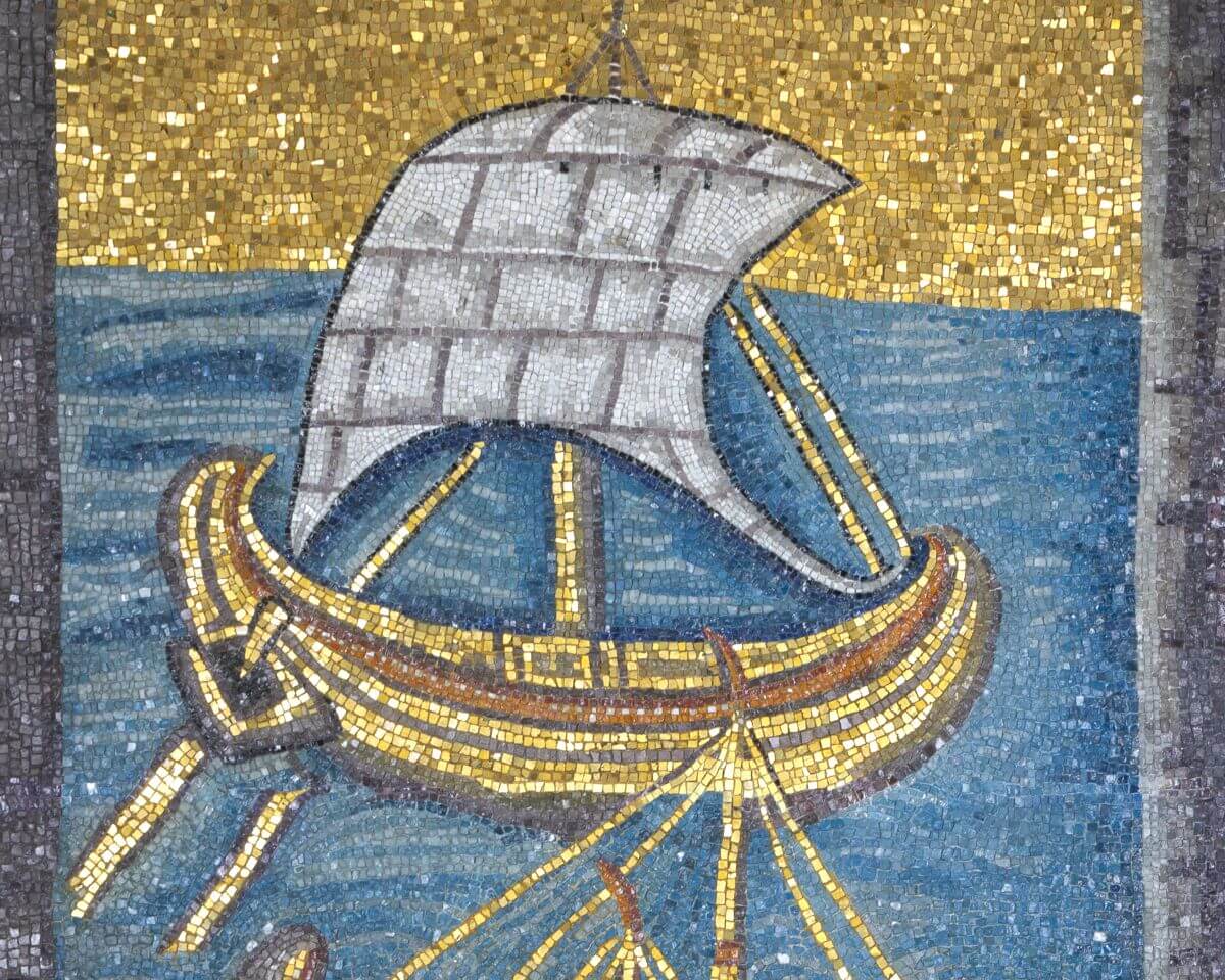Foto del dettaglio della nave dal mosaico che rappresenta il porto di Classe