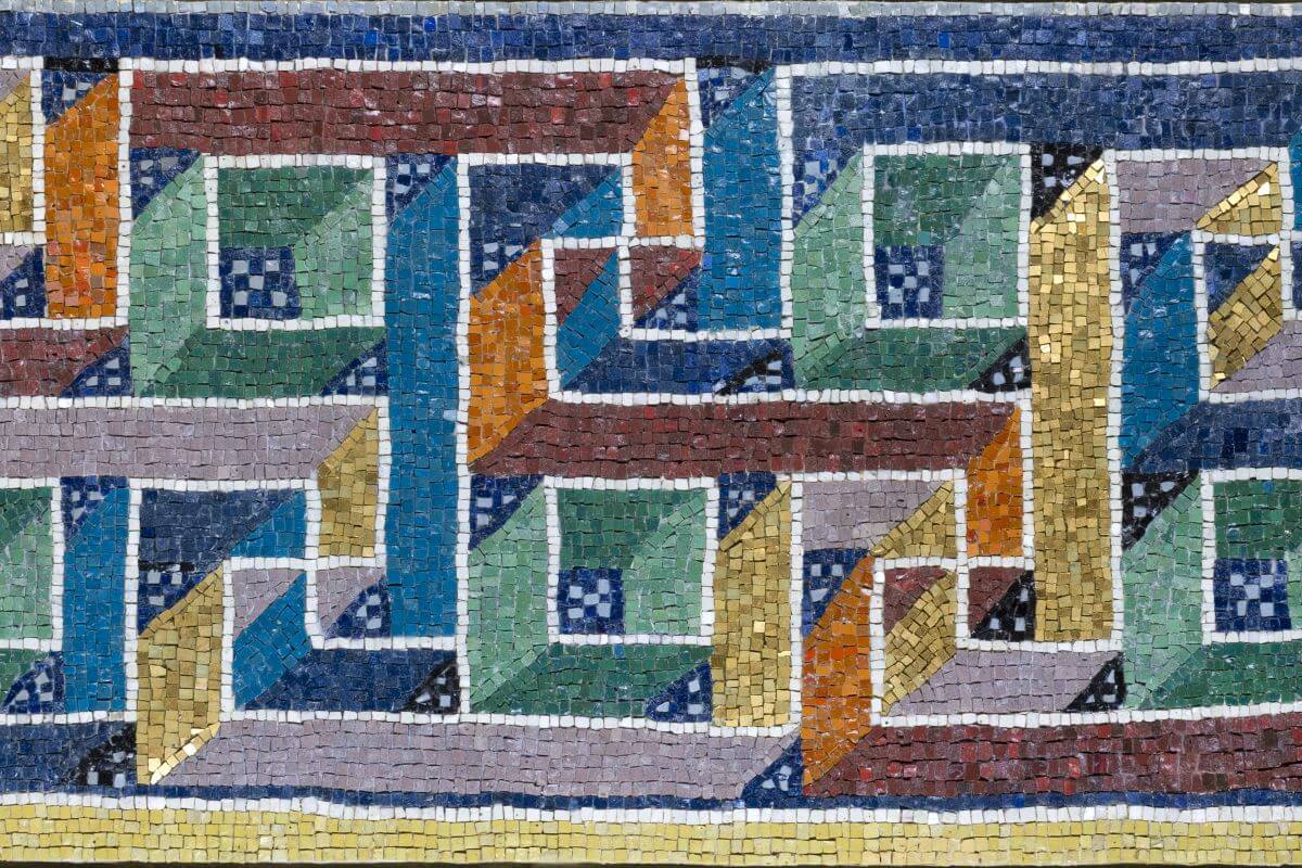 Dettaglio del mosaico con la greca.