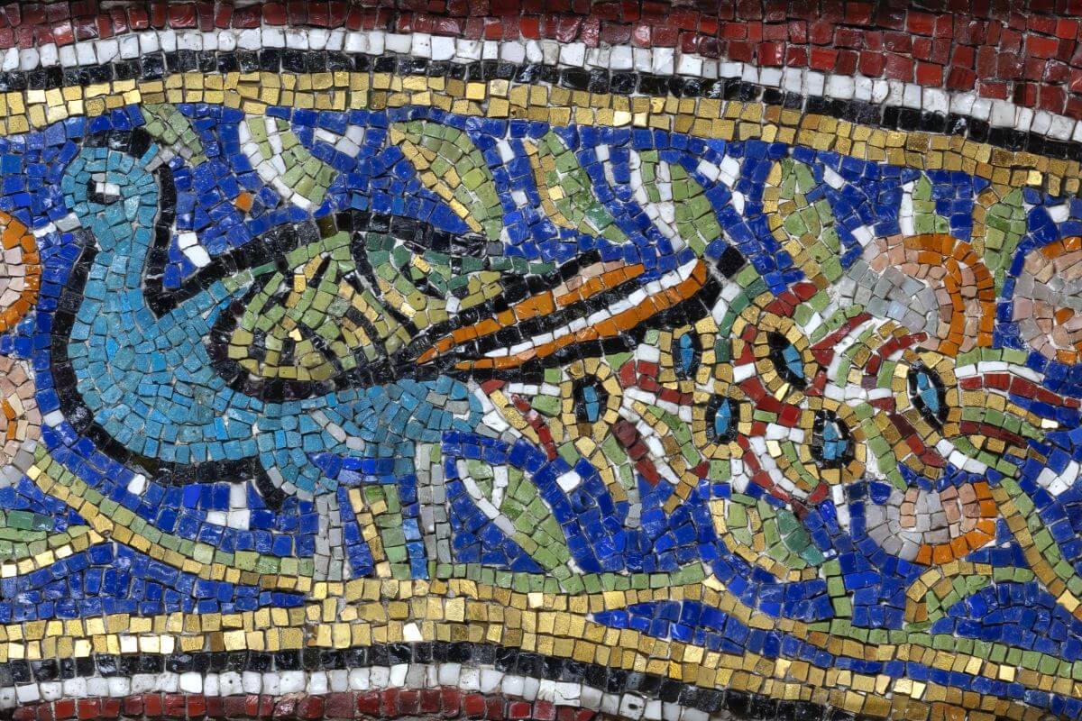 Foto del mosaico con il pavone.