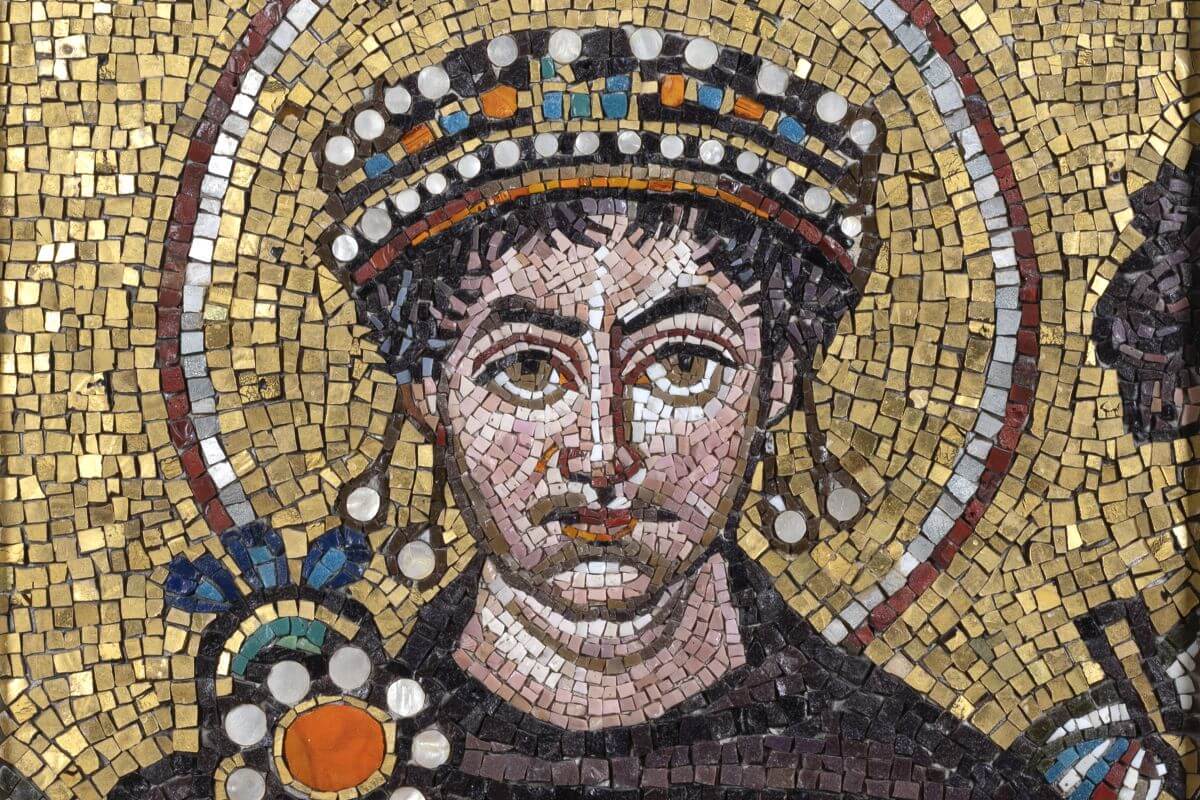 Foto del mosaico con il viso di Giustiniano.