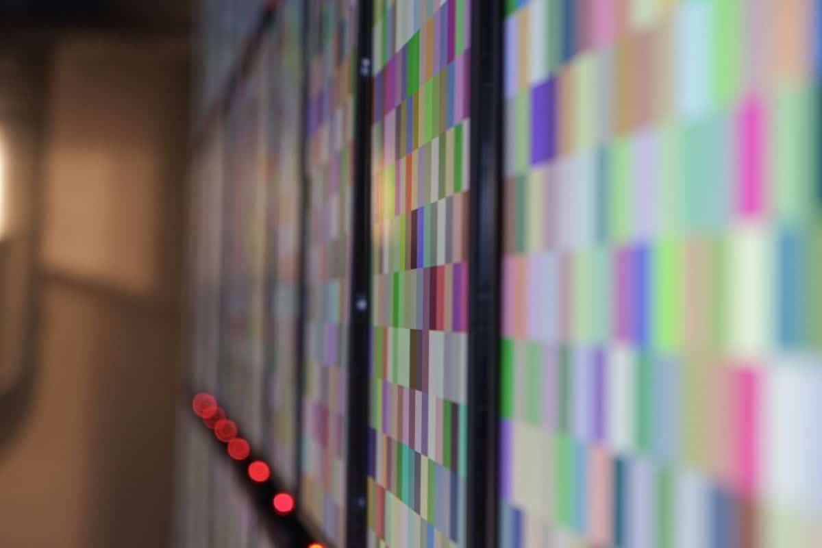 Foto di uno schermo con grandi pixel colorati
