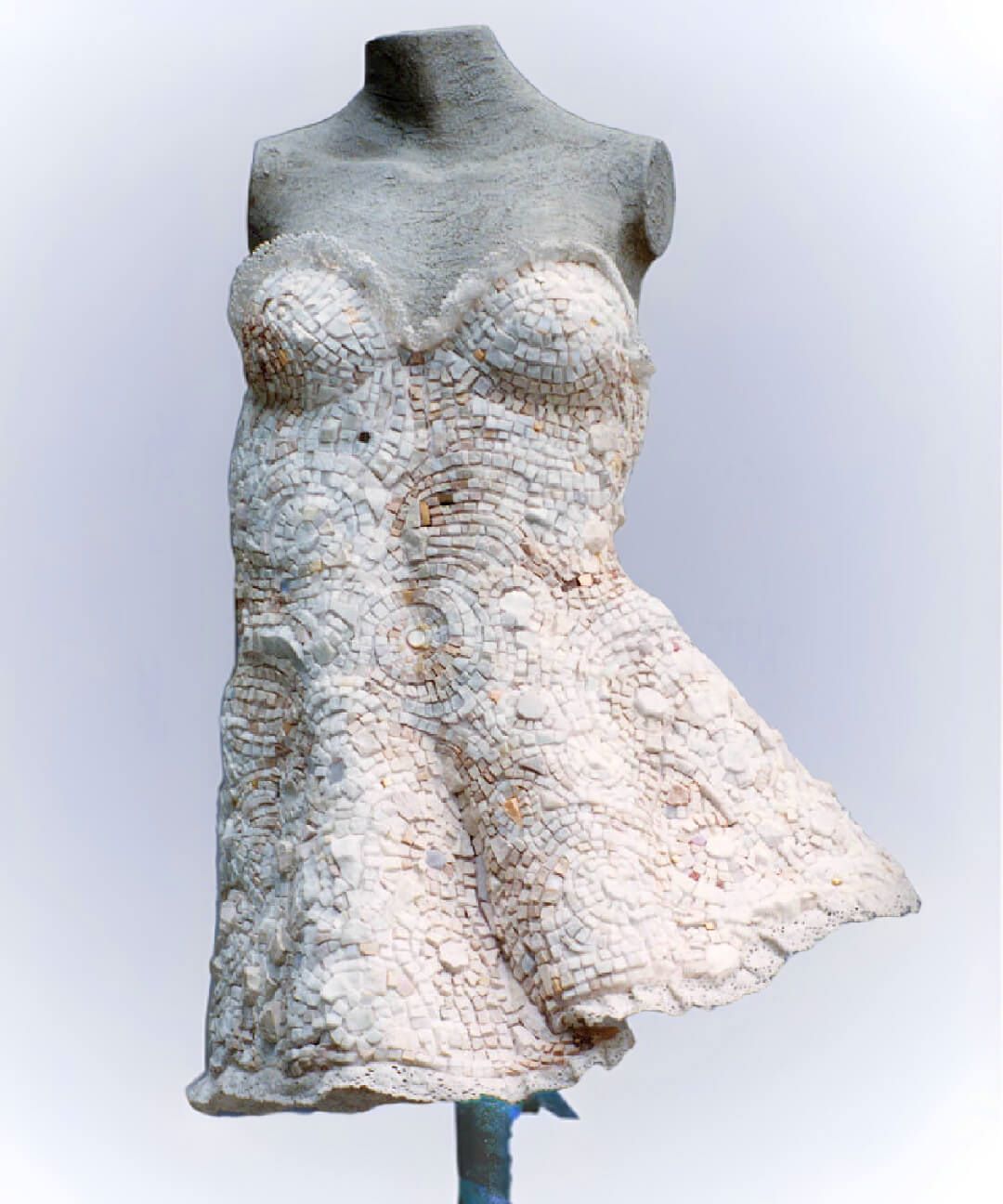 Foto di una statua di un busto con un abito a mosaico.
