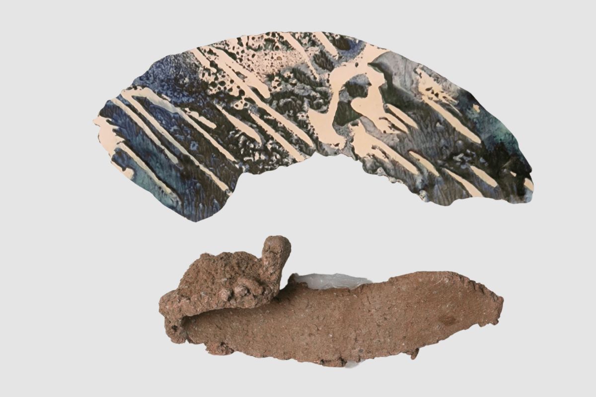 Foto di un frammento di terracotta e di selce.