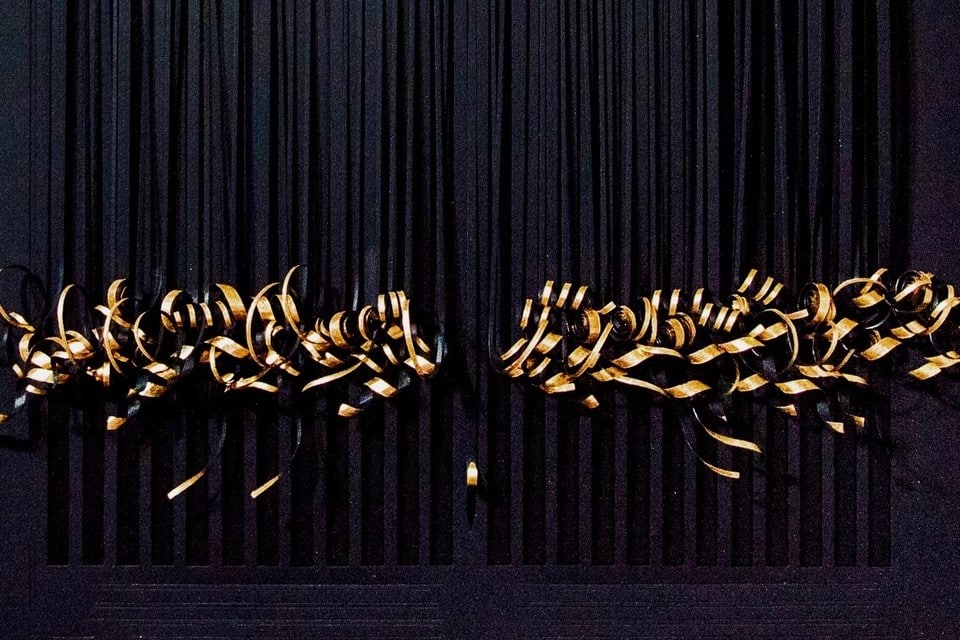 Foto di un'opera in carta tagliata e rifinita d'oro
