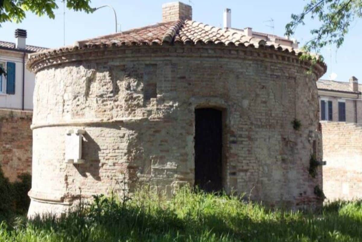 Foto della Polveriera, un edificio a pianta circolare in mattoni.