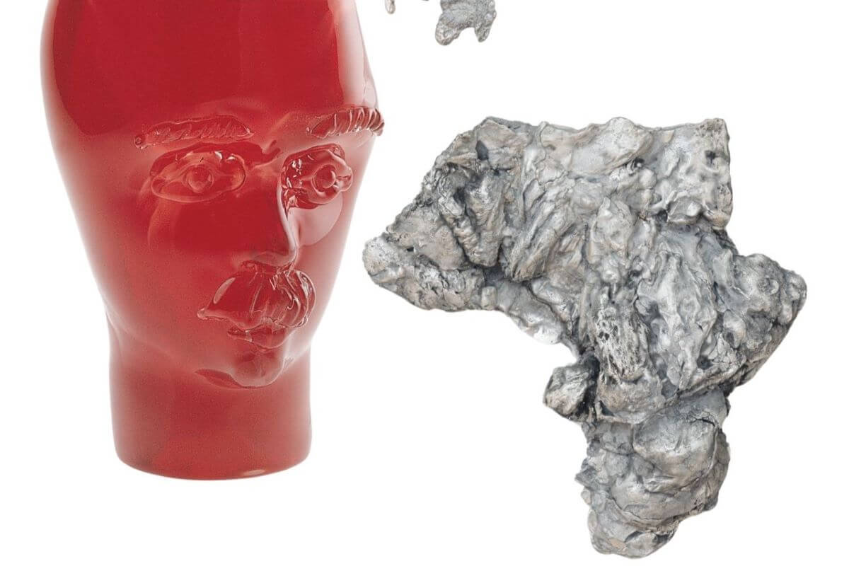 Foto di due opere, una in vetro rosso e una di metallo.